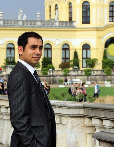 DJ Nelly im Anzug vor der Orangerie Kassel